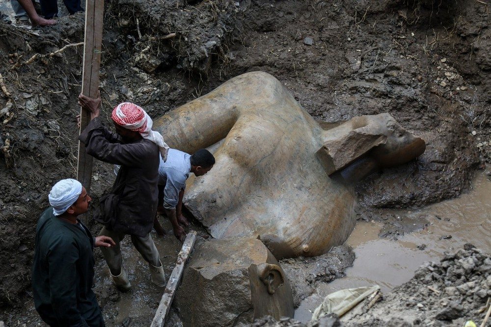 Огромную статую Рамсеса II обнаружили в трущобах Каира
