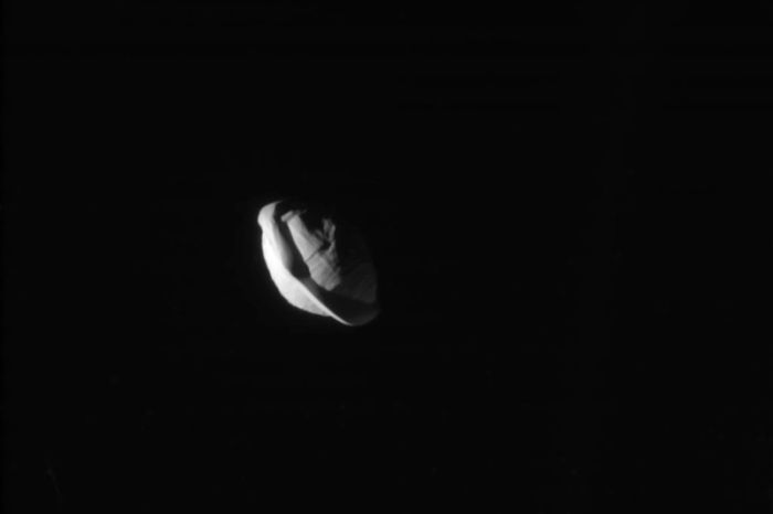 Спутник Сатурна Пан оказался похожим на гигантский пельмень