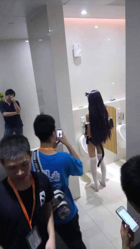 В мужской туалет на фестивалях аниме лучше не заглядывать