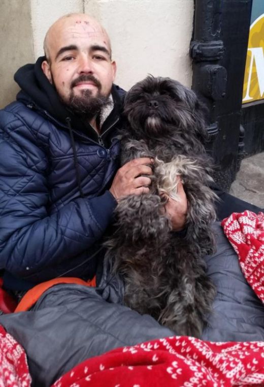 Пользователи сети пожертвовали 12 500 фунтов стерлингов бездомному мужчине и его собаке