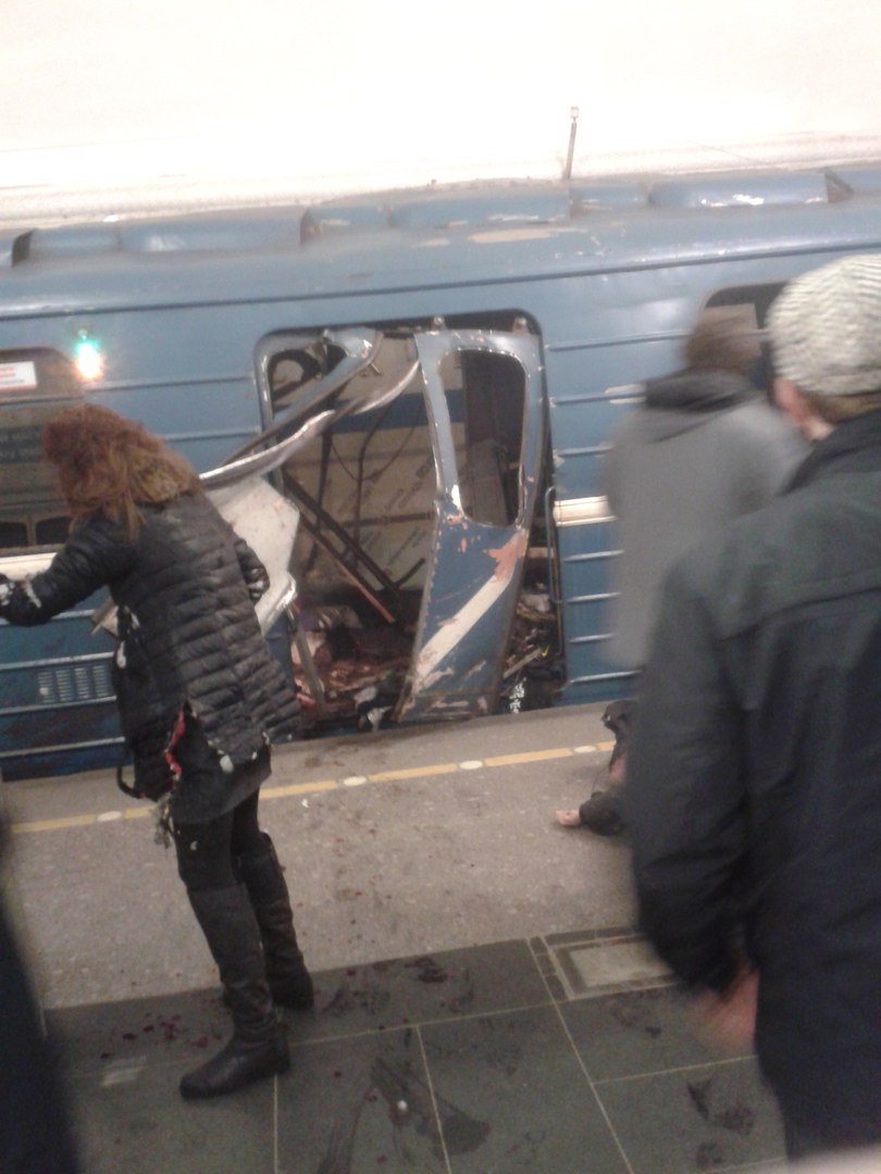 В петербургском метро произошли взрывы, есть жертвы