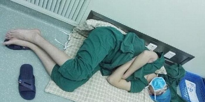 Китайский хирург, отработавший 28 часов, лег спать прямо в больничном коридоре