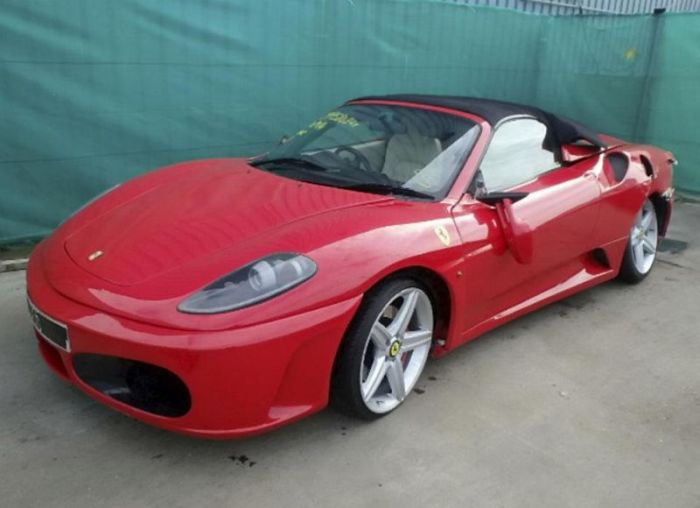 Житель Лондона переделал Toyota в Ferrari и получил крупную страховую выплату за аварию