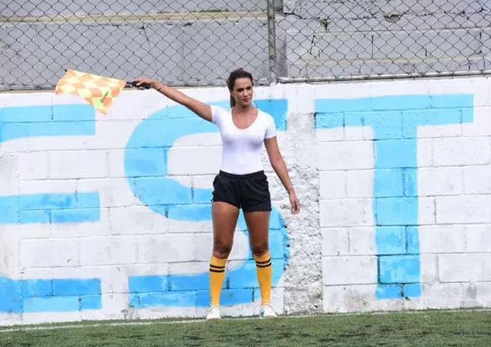 Помощница футбольного судьи Дениз Буэно стала звездой матча благодаря мокрой майке