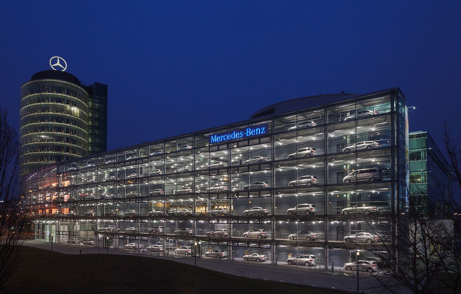 Дилер Mercedes-Benz в Мюнхене