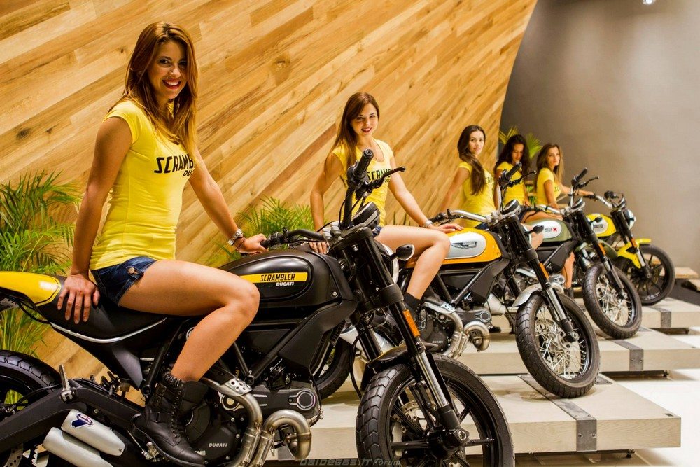Горячие девушки и мотоциклы