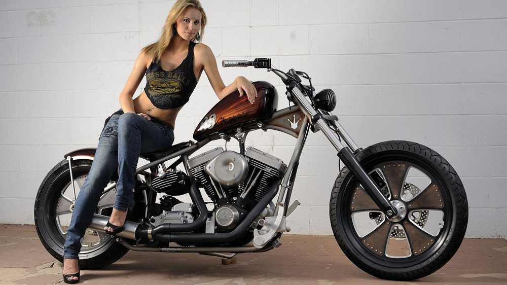 Горячие девушки и мотоциклы
