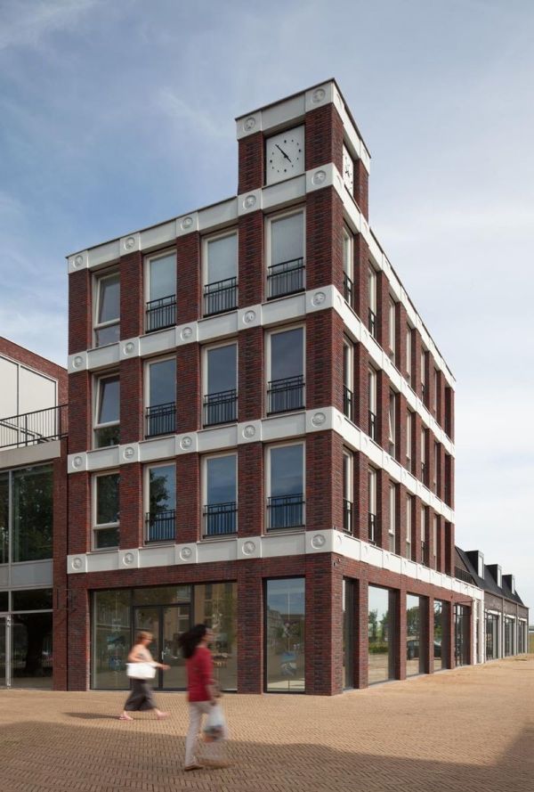 В Нидерландах фасад здания украсили смайликами эмодзи 