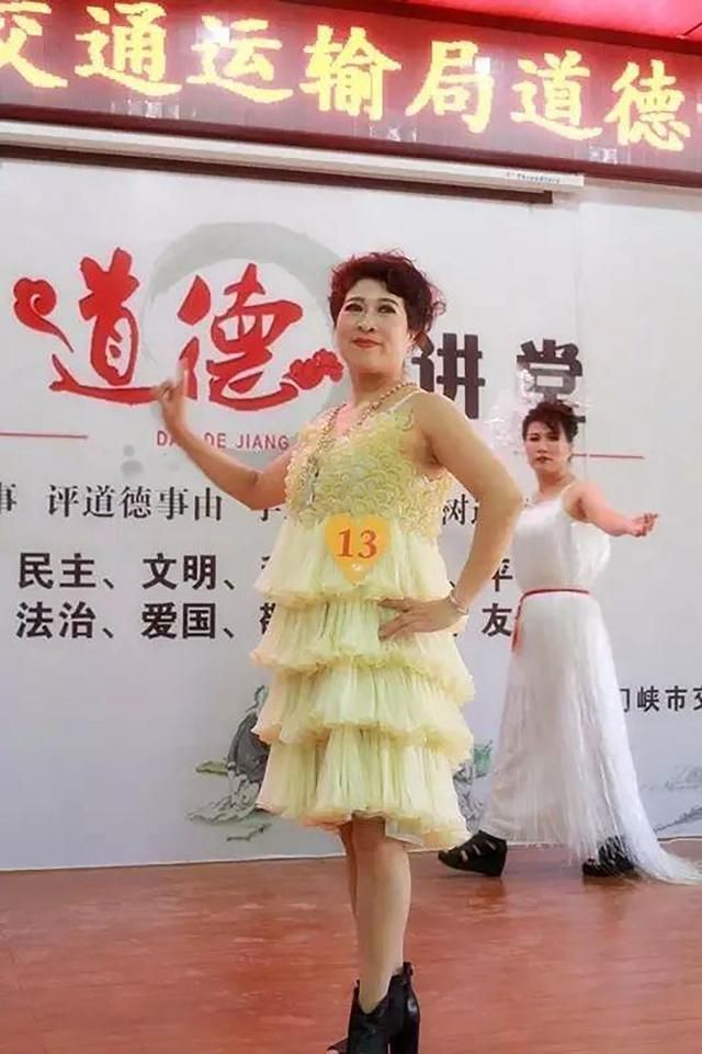 Китайская пенсионерка сшила себе платье из презервативов