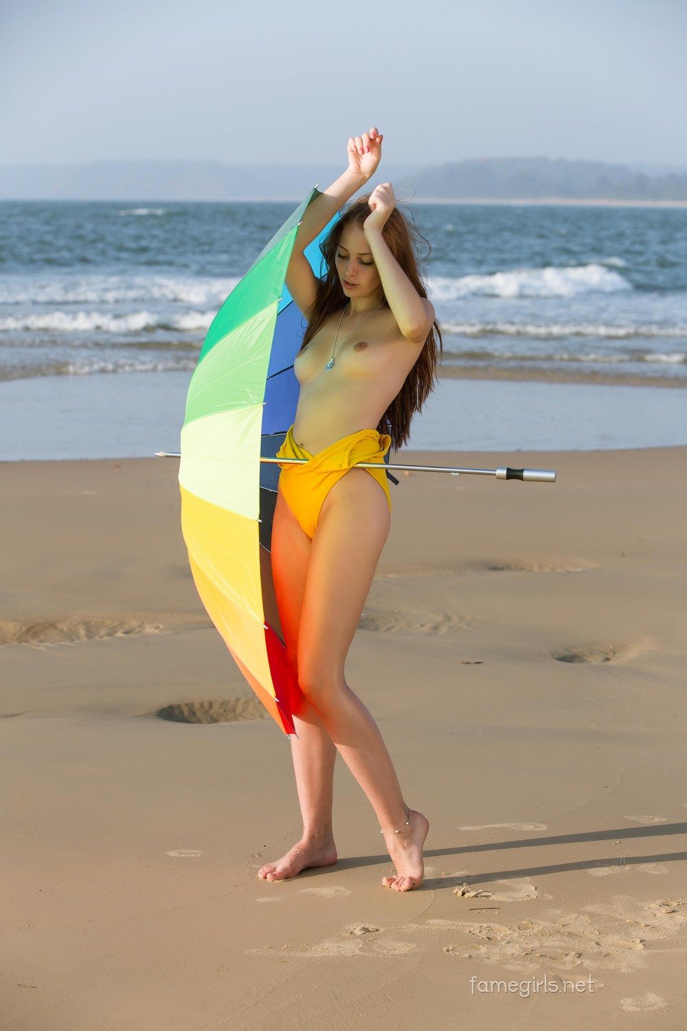 Изабелла с зонтиком на пляже