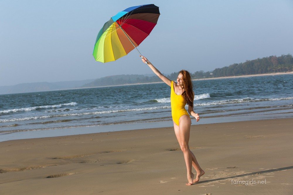 Изабелла с зонтиком на пляже