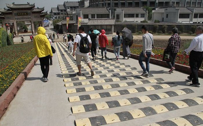 В Китае установили 50 «лежачих полицейских» на пешеходной дороге 