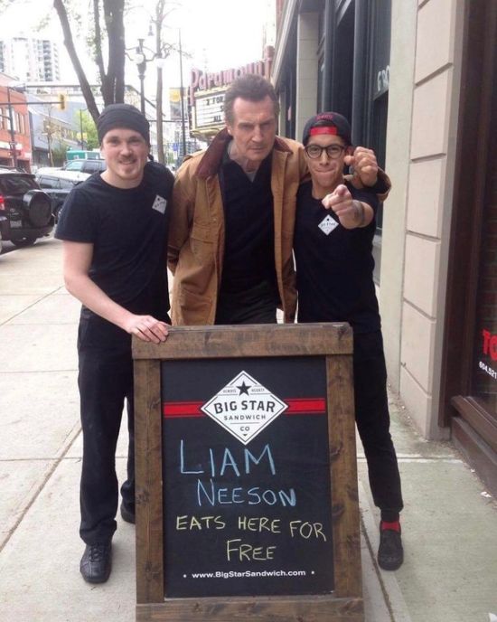 Актер Лиам Нисон пришел в кафе, пообещавшее ему бесплатный сэндвич