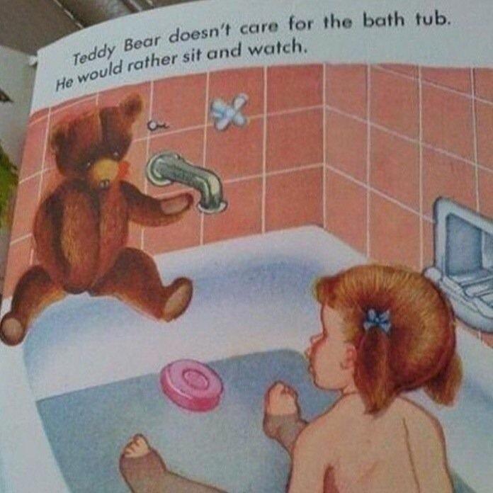 Медвежонка не интересует ванна. Он предпочитает сидеть и смотреть"
