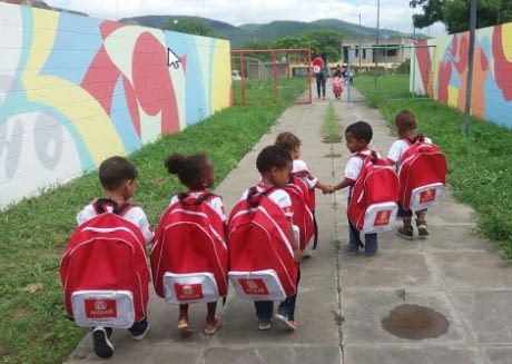 Рюкзаки, предоставленные правительством для детей начальной школы