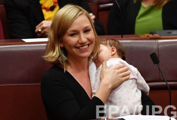 Австралийский сенатор впервые покормила ребенка грудью на заседании парламента