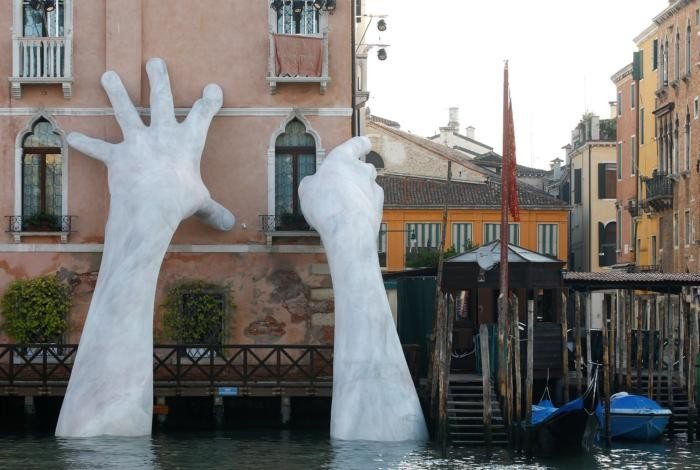 Новая скульптура Лоренцо Куинна открыта в Венеции. 