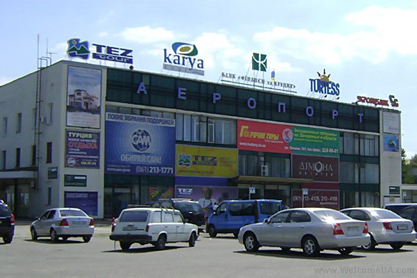 В запорожском аэропорту самолет застрял в незастывшем бетоне