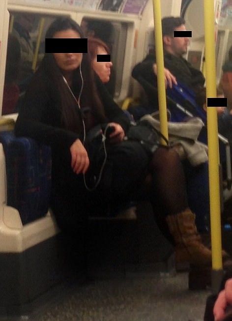 Женщины повторяют поведение мужчин в общественном транспорте 