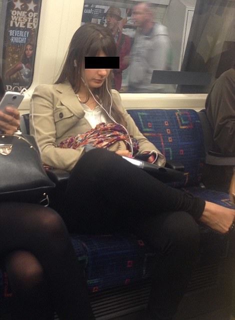 Женщины повторяют поведение мужчин в общественном транспорте 