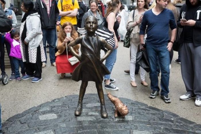 У статуи «Смелой девочки» на Уолл-стрит появилась статуя «Писающего мопса»