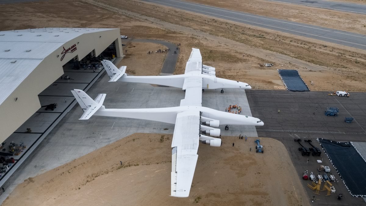Выкачен самый большой самолет в мире