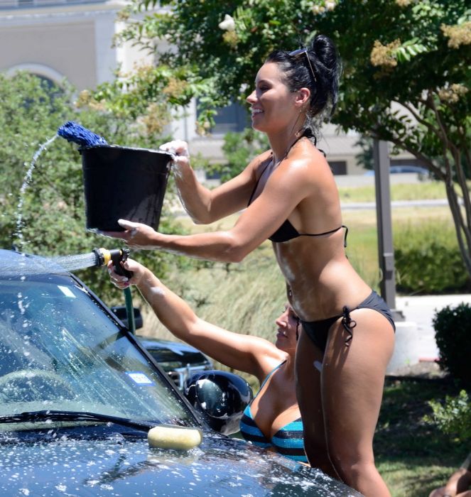 Девушки в купальниках моют машины