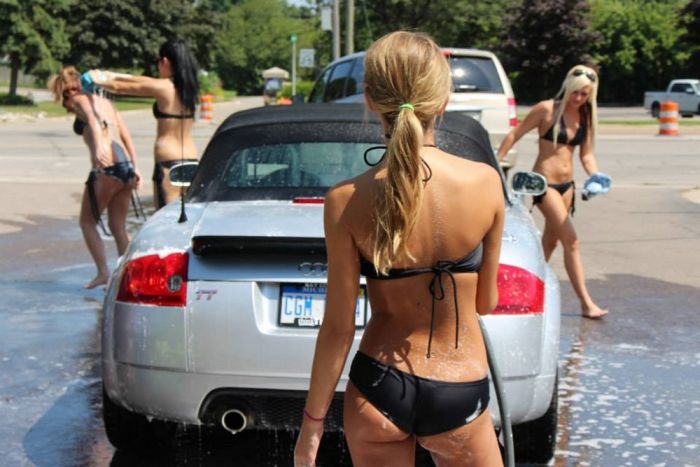 Девушки в купальниках моют машины