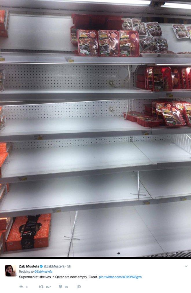 Катарцы массово скупают продовольствие в супермаркетах
