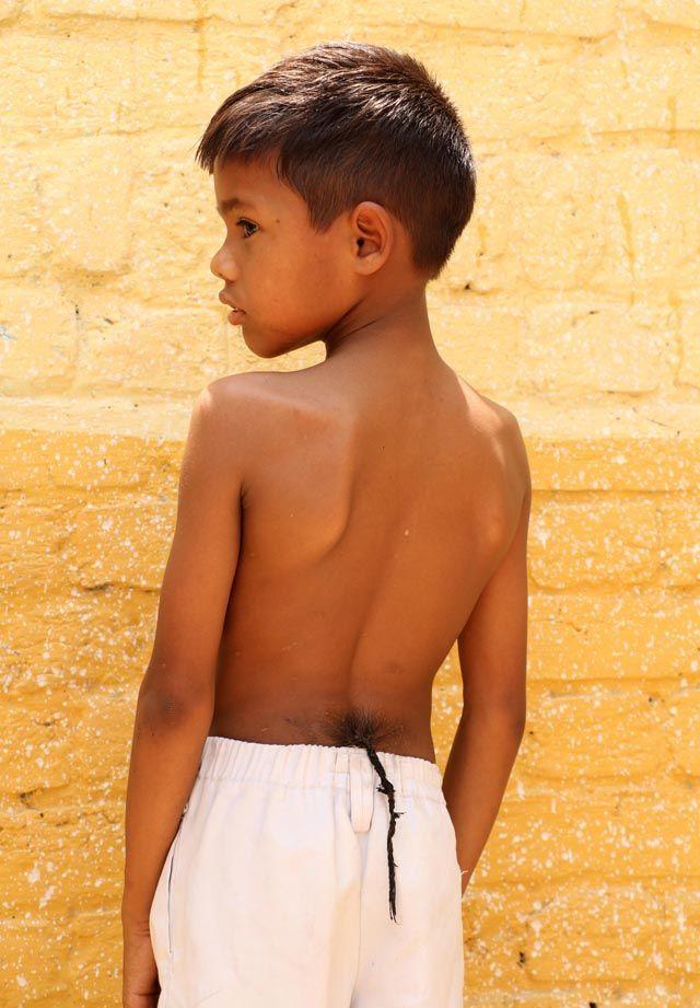 В Индии мальчику с хвостом поклоняются как богу-обезьяне