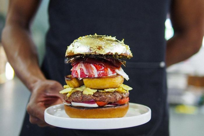 В Гааге приготовили самый дорогой в мире гамбургер за 2050 евро