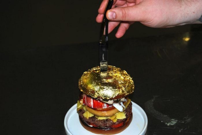 В Гааге приготовили самый дорогой в мире гамбургер за 2050 евро