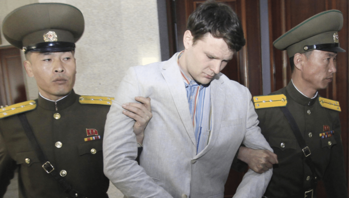Северная Корея освободила американского студента, приговорённого к 15 годам тюрьмы