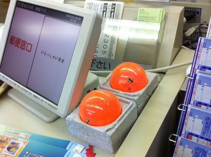 Для чего нужны японским кассирам эти шары?