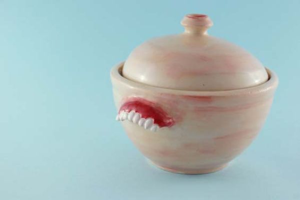 Керамическая посуда из фильмов ужасов от американской художницы