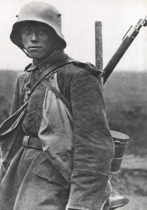 «Рогатые» каски немецких солдат 