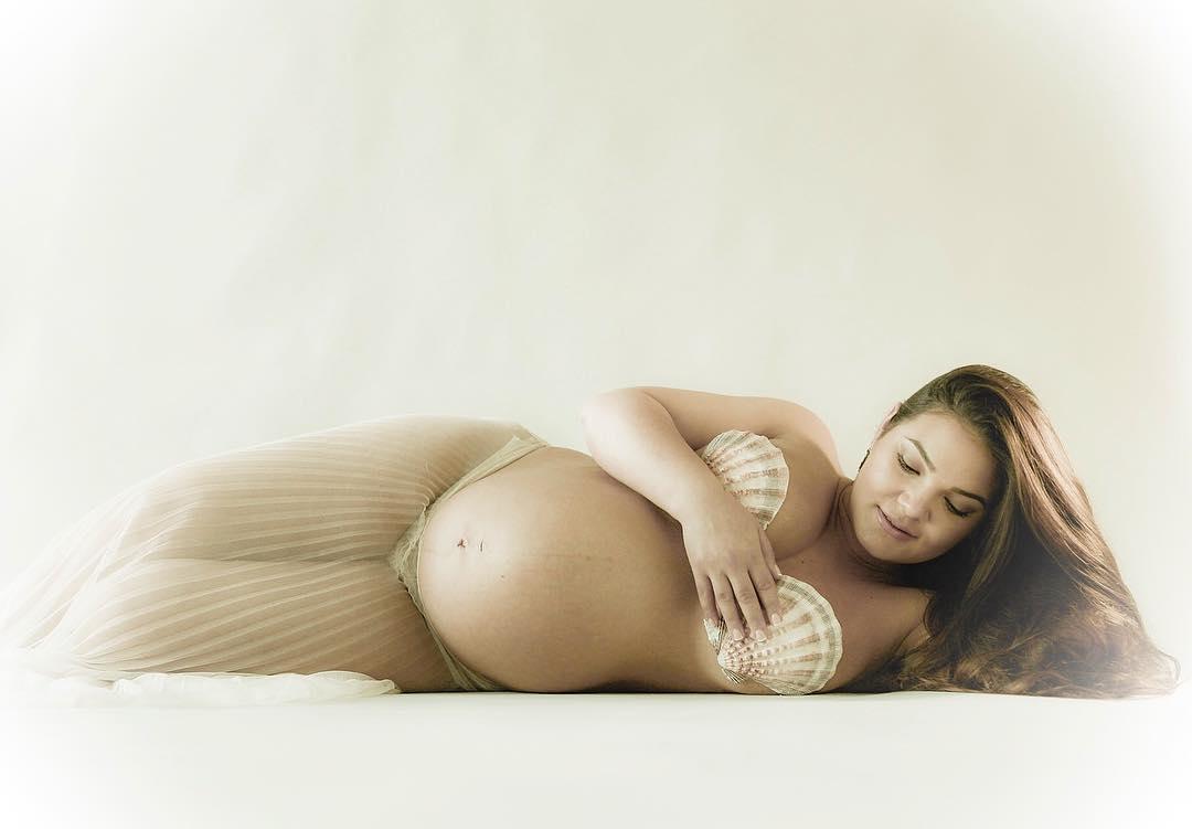 Новая мода у будущих мам: фотосессия в образе русалки