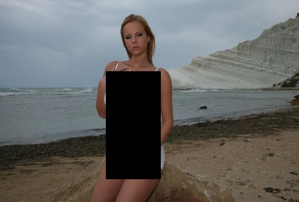 Грудастая Zuzana Drabinova на пляже