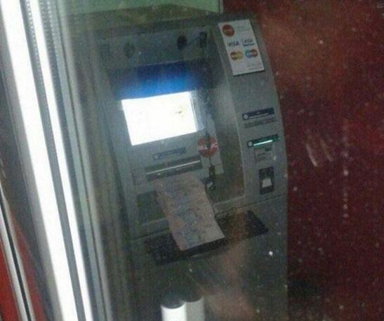 Хакер заставил банкомат плеваться деньгами