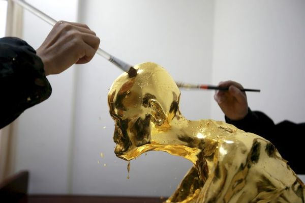 В Китае мумифицированное тело буддистского монаха превратили в золотую статую