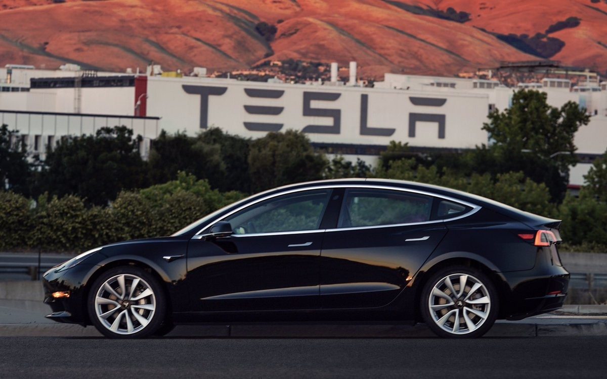 Первый готовый электрокар Tesla Model 3