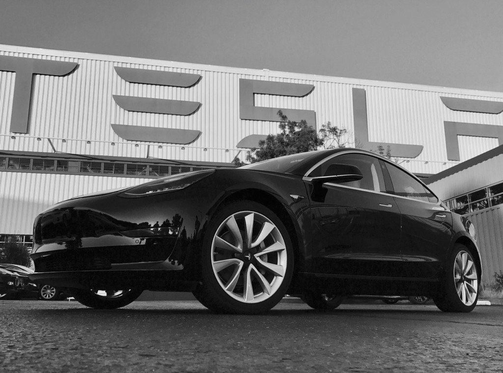 Первый готовый электрокар Tesla Model 3