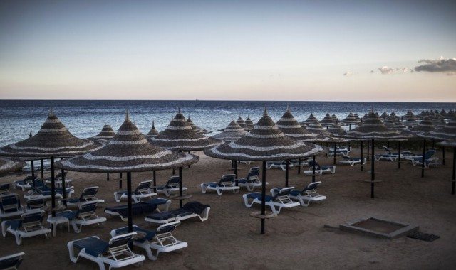 Двое туристов убиты в ходе резни на пляже в Египте, четверо ранены