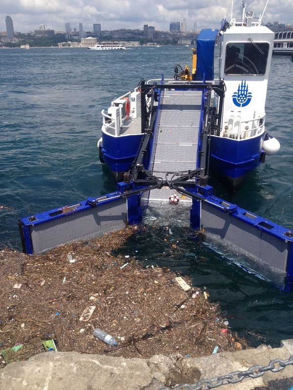 Как чистят от мусора побережье Босфора