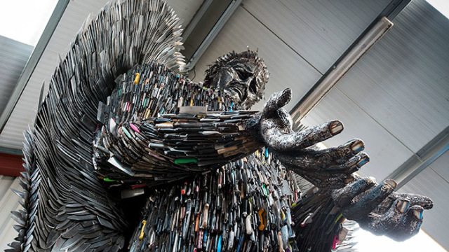 Британский художник создал скульптуру из 100 тысяч ножей