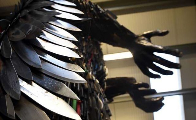 Британский художник создал скульптуру из 100 тысяч ножей