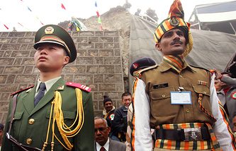 Индия стягивает группировку войск к границе с Китаем не из мирных соображений