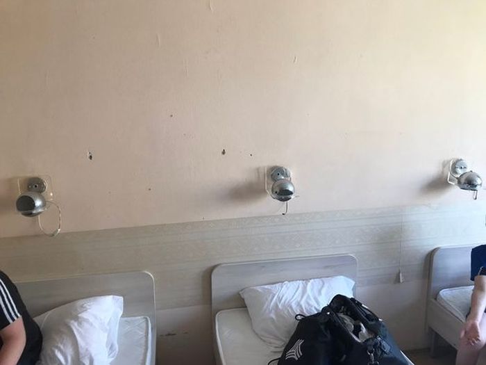 Английский болельщик показал комнату своего отеля в Скопье