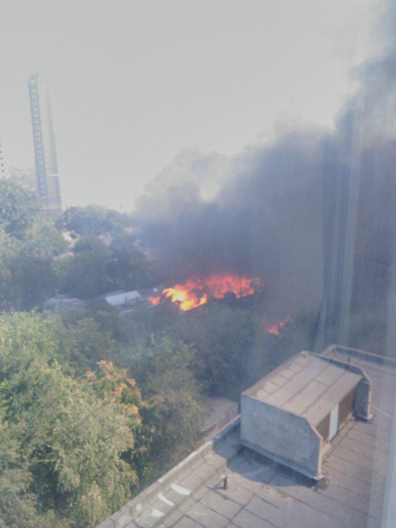 В Ростове горит целая улица в частном жилом секторе, жителям которой застройщики две недели назад угрожали поджогами