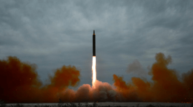 Ким Чен Ын на запуске баллистических ракет